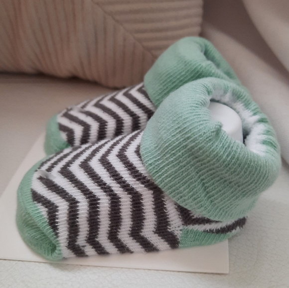 4/$20 Chevron Bib & Socks Infant Bundle for Baby Shower - Picture 3 of 7